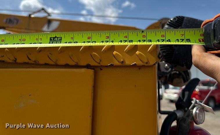 image for item DV2612 2004 Peterbilt 330 utility / service truck