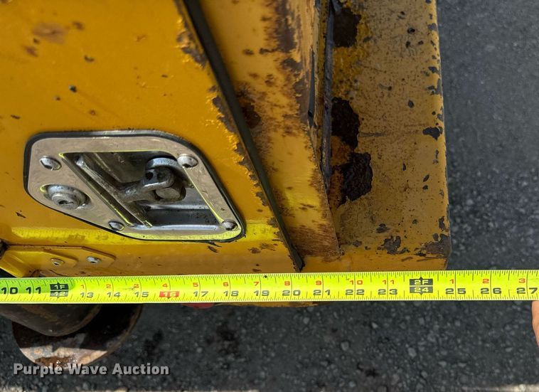 image for item DV2612 2004 Peterbilt 330 utility / service truck