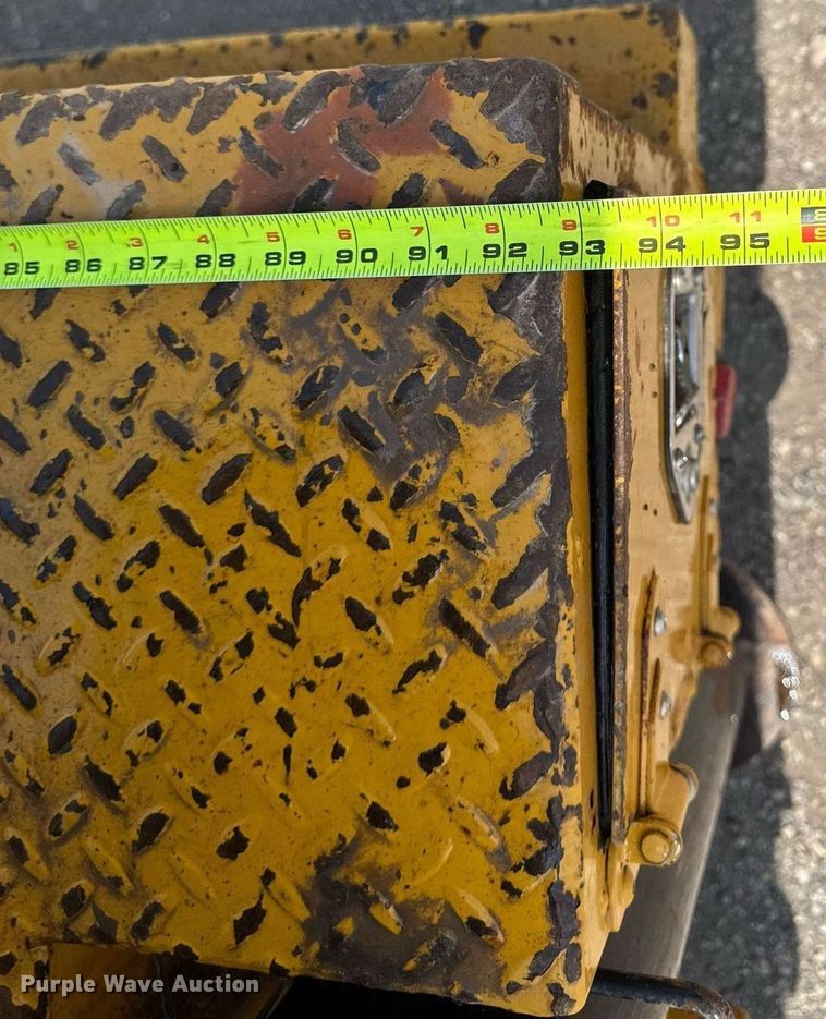 image for item DV2612 2004 Peterbilt 330 utility / service truck