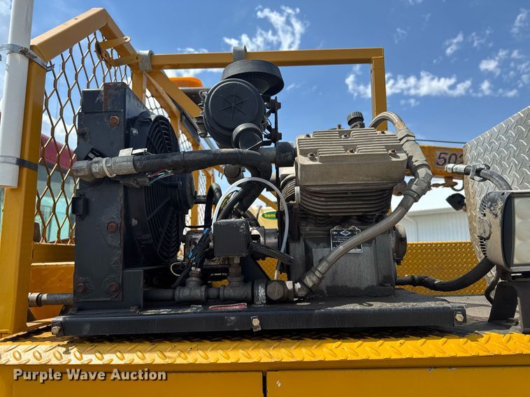 image for item DV2612 2004 Peterbilt 330 utility / service truck