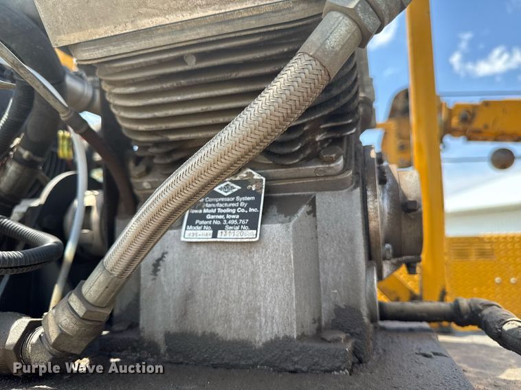 image for item DV2612 2004 Peterbilt 330 utility / service truck