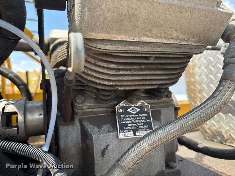 image for item DV2612 2004 Peterbilt 330 utility / service truck