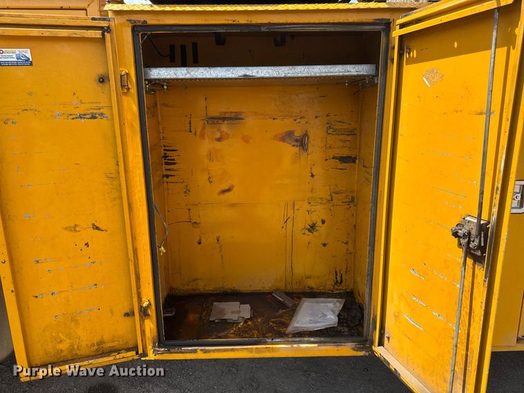 image for item DV2612 2004 Peterbilt 330 utility / service truck