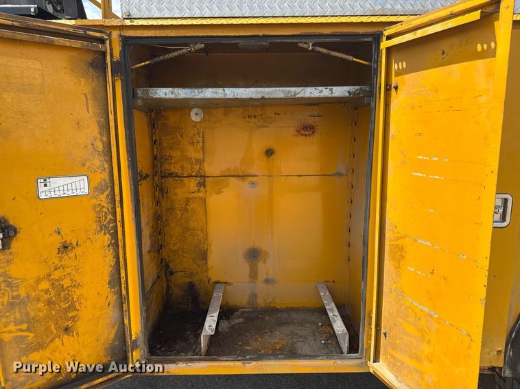 image for item DV2612 2004 Peterbilt 330 utility / service truck