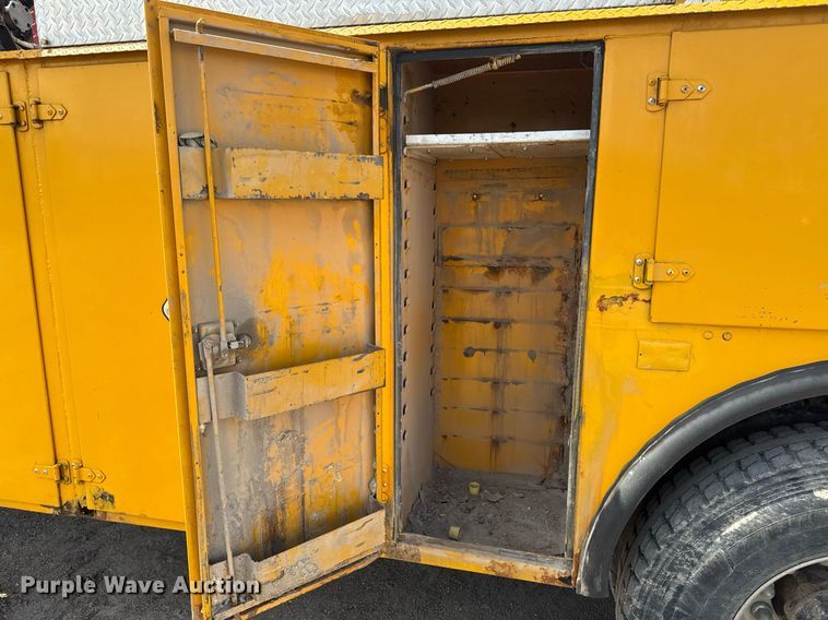 image for item DV2612 2004 Peterbilt 330 utility / service truck