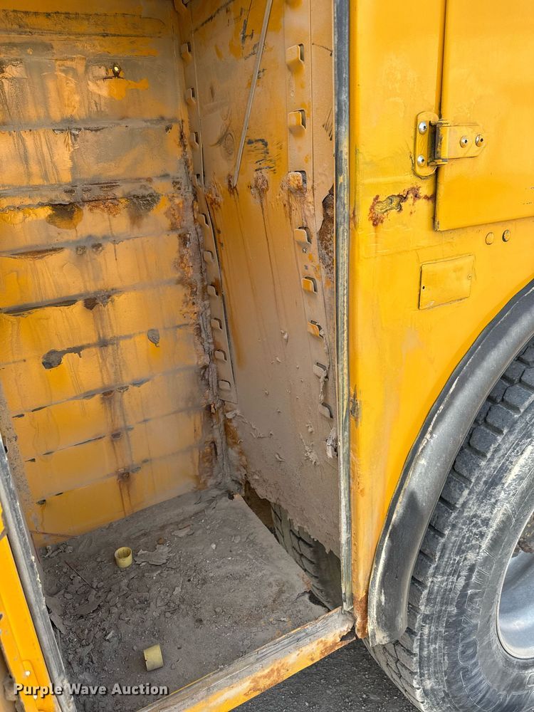 image for item DV2612 2004 Peterbilt 330 utility / service truck