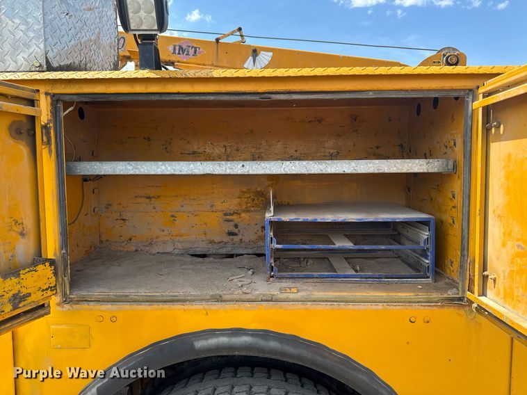 image for item DV2612 2004 Peterbilt 330 utility / service truck