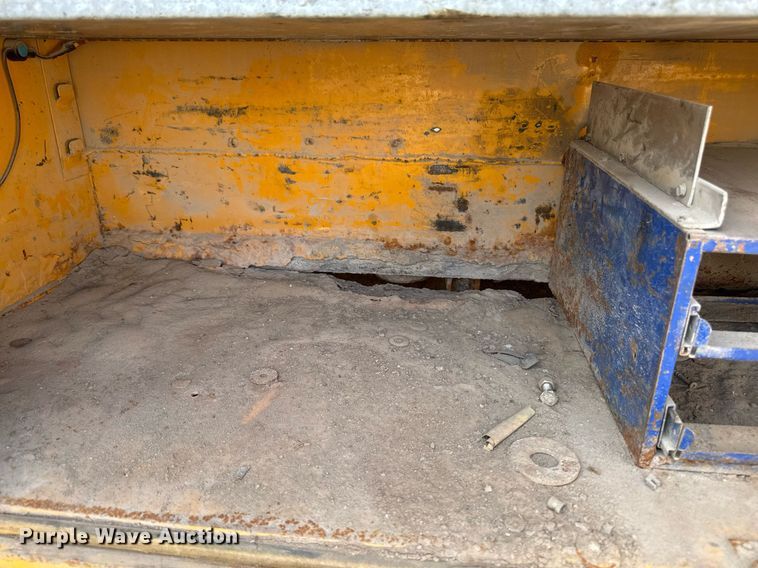 image for item DV2612 2004 Peterbilt 330 utility / service truck