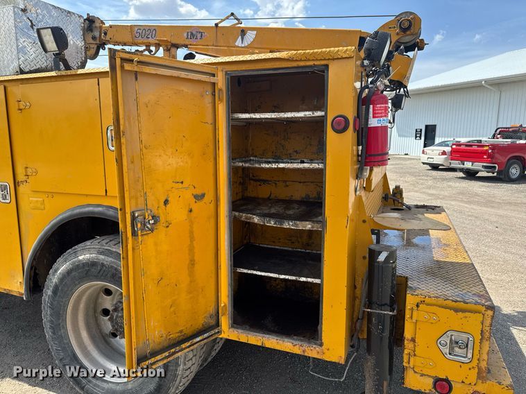 image for item DV2612 2004 Peterbilt 330 utility / service truck