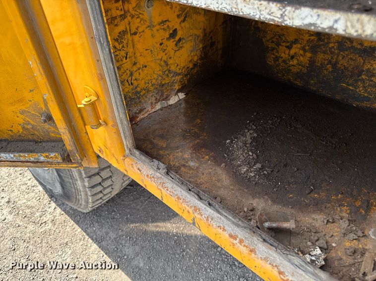 image for item DV2612 2004 Peterbilt 330 utility / service truck