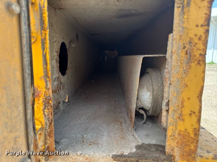 image for item DV2612 2004 Peterbilt 330 utility / service truck