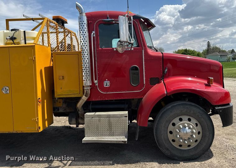 image for item DV2612 2004 Peterbilt 330 utility / service truck