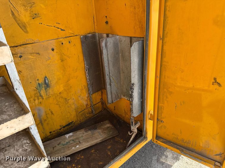 image for item DV2612 2004 Peterbilt 330 utility / service truck