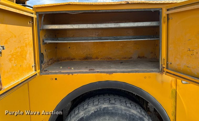 image for item DV2612 2004 Peterbilt 330 utility / service truck