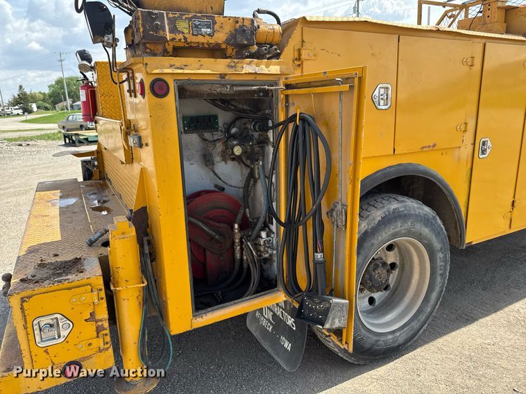 image for item DV2612 2004 Peterbilt 330 utility / service truck