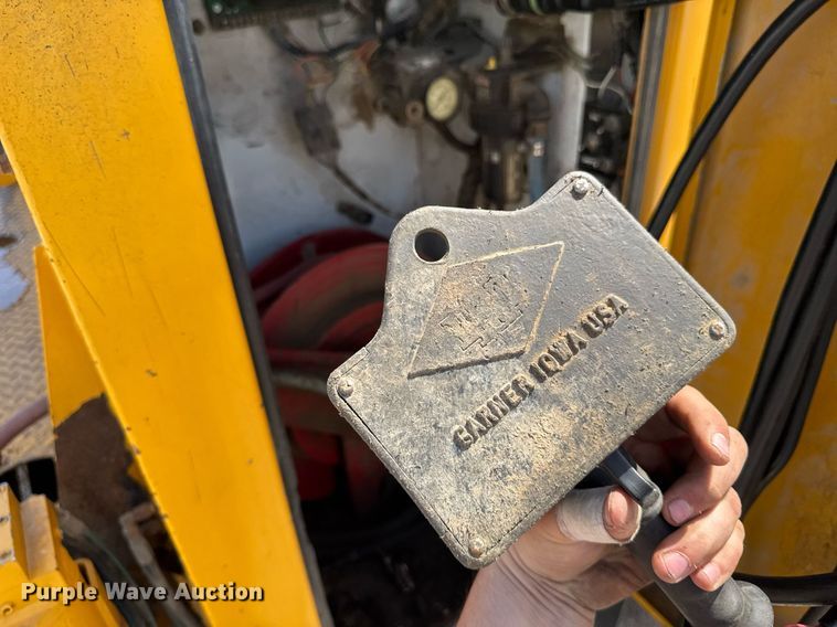 image for item DV2612 2004 Peterbilt 330 utility / service truck