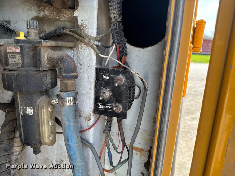 image for item DV2612 2004 Peterbilt 330 utility / service truck