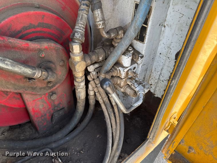 image for item DV2612 2004 Peterbilt 330 utility / service truck