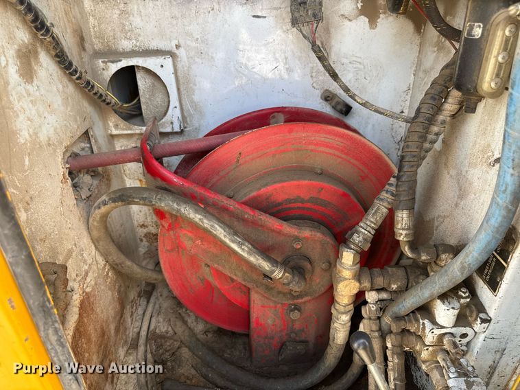 image for item DV2612 2004 Peterbilt 330 utility / service truck