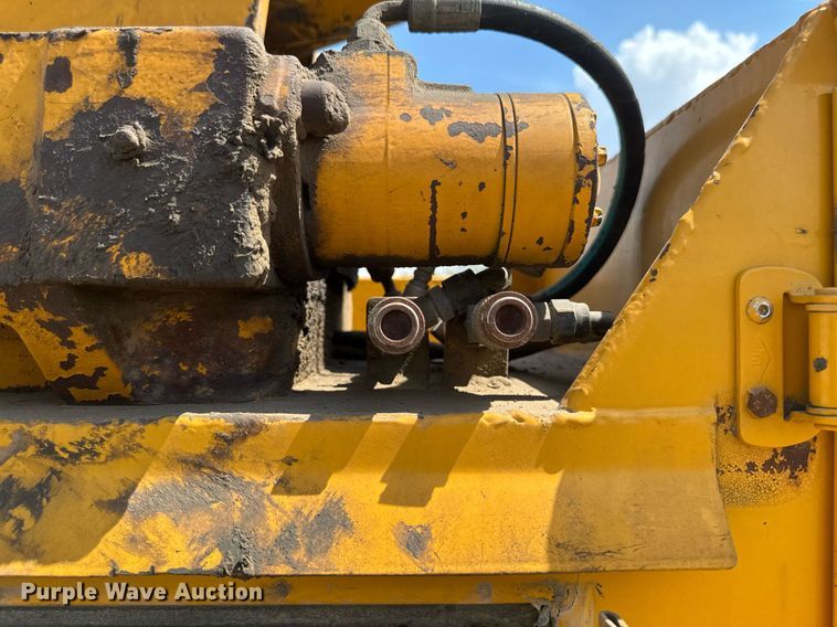 image for item DV2612 2004 Peterbilt 330 utility / service truck