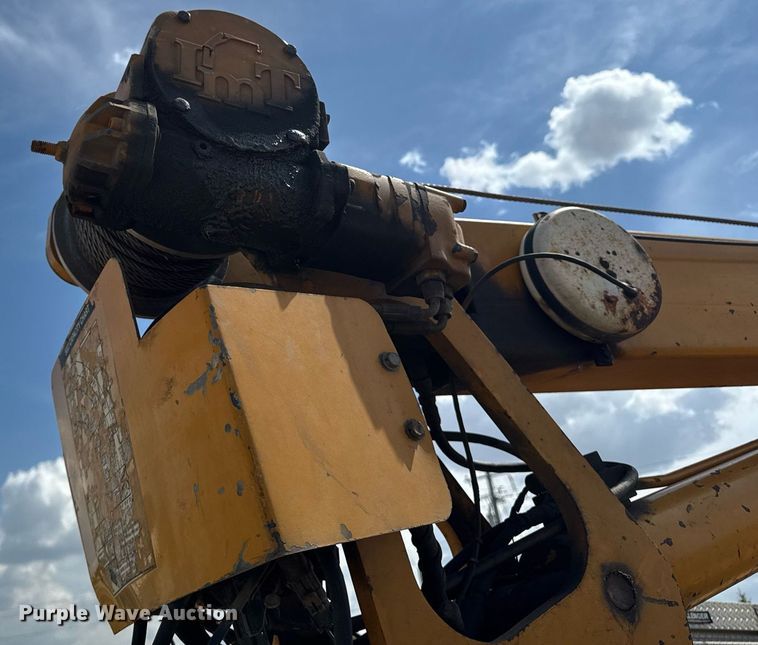 image for item DV2612 2004 Peterbilt 330 utility / service truck