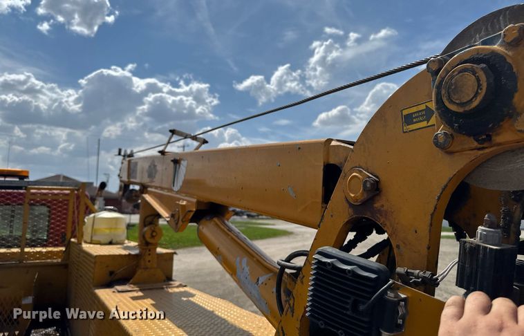 image for item DV2612 2004 Peterbilt 330 utility / service truck