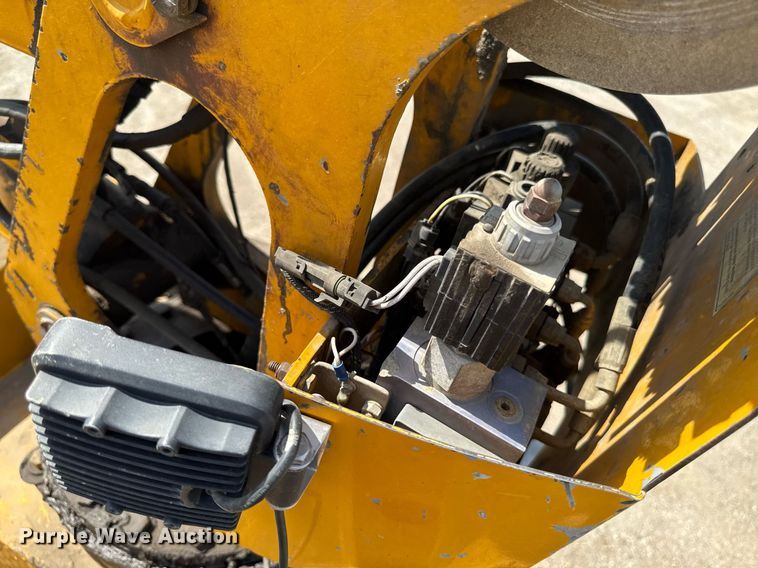 image for item DV2612 2004 Peterbilt 330 utility / service truck