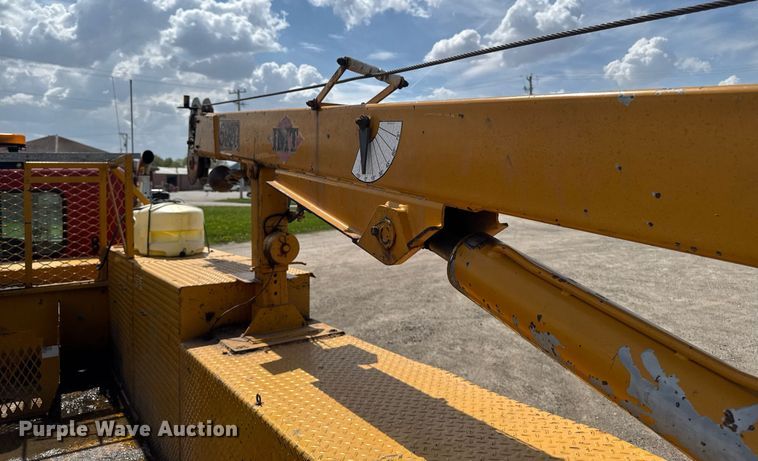 image for item DV2612 2004 Peterbilt 330 utility / service truck