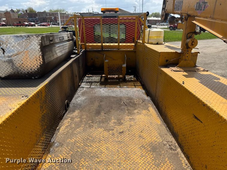 image for item DV2612 2004 Peterbilt 330 utility / service truck