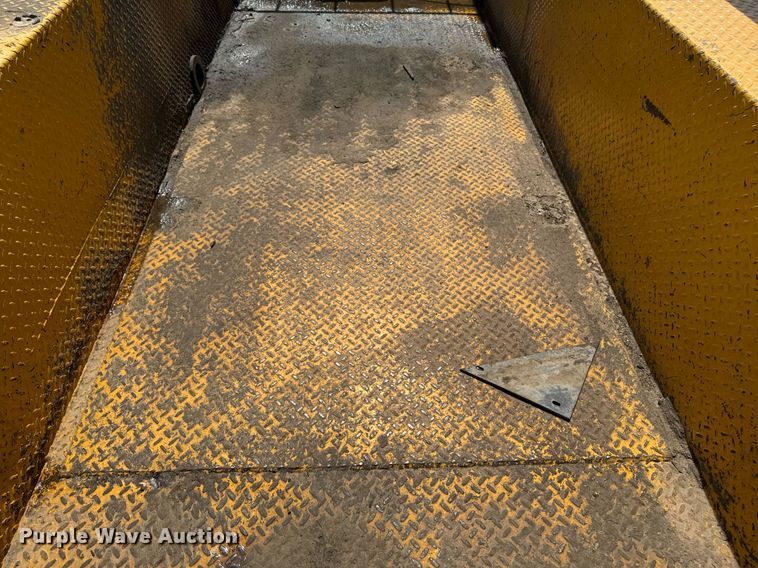 image for item DV2612 2004 Peterbilt 330 utility / service truck