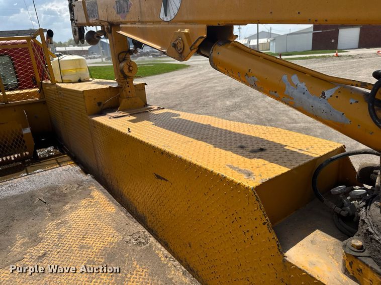 image for item DV2612 2004 Peterbilt 330 utility / service truck