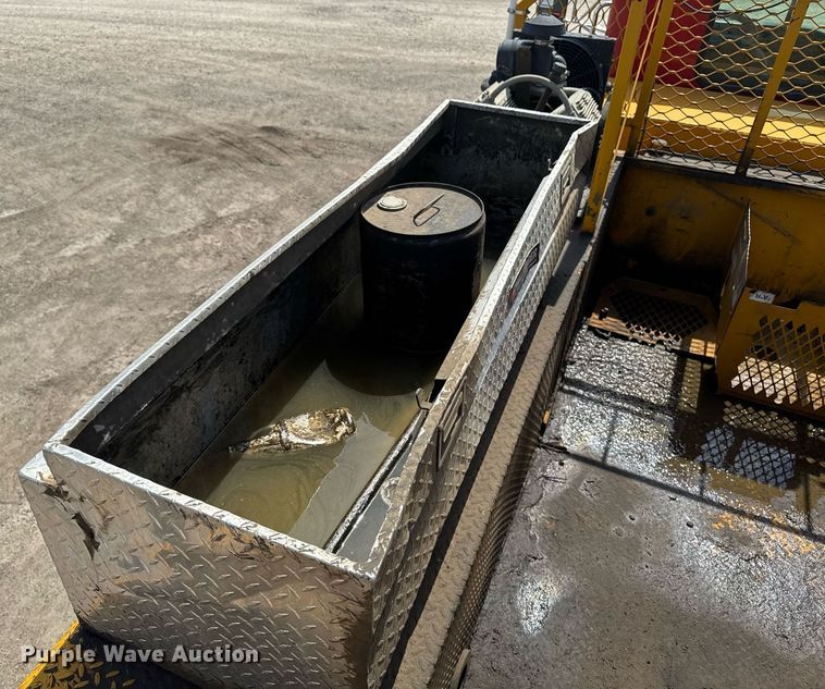 image for item DV2612 2004 Peterbilt 330 utility / service truck