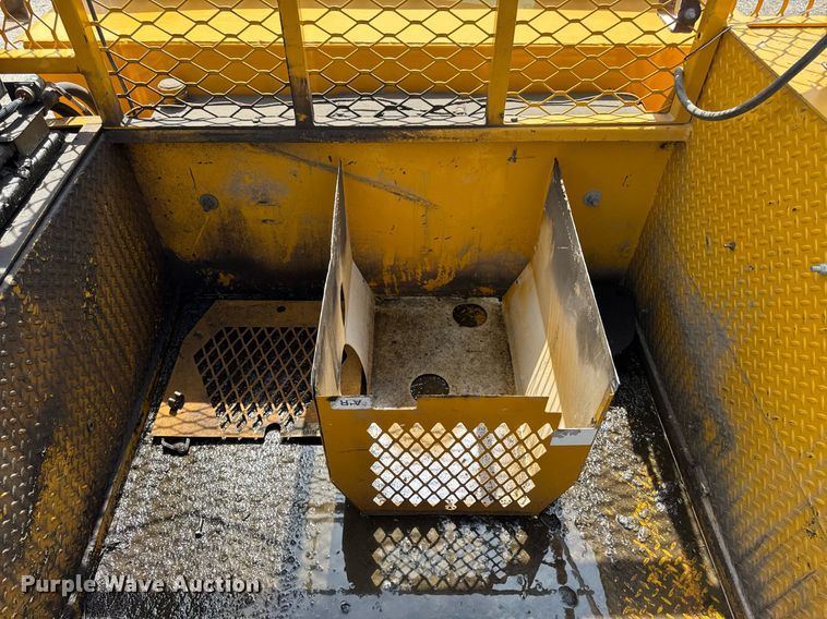 image for item DV2612 2004 Peterbilt 330 utility / service truck