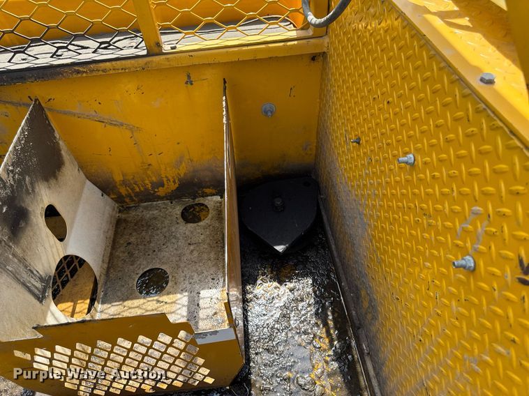 image for item DV2612 2004 Peterbilt 330 utility / service truck