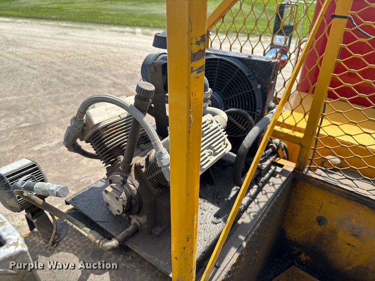 image for item DV2612 2004 Peterbilt 330 utility / service truck