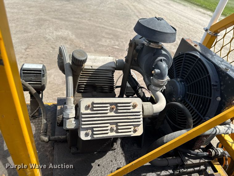 image for item DV2612 2004 Peterbilt 330 utility / service truck