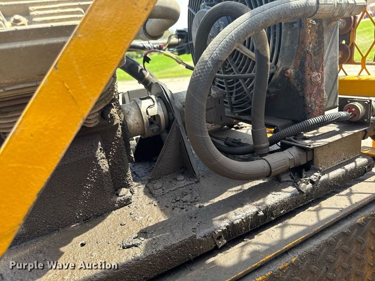 image for item DV2612 2004 Peterbilt 330 utility / service truck