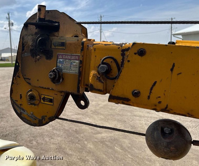 image for item DV2612 2004 Peterbilt 330 utility / service truck