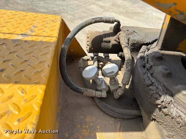 image for item DV2612 2004 Peterbilt 330 utility / service truck