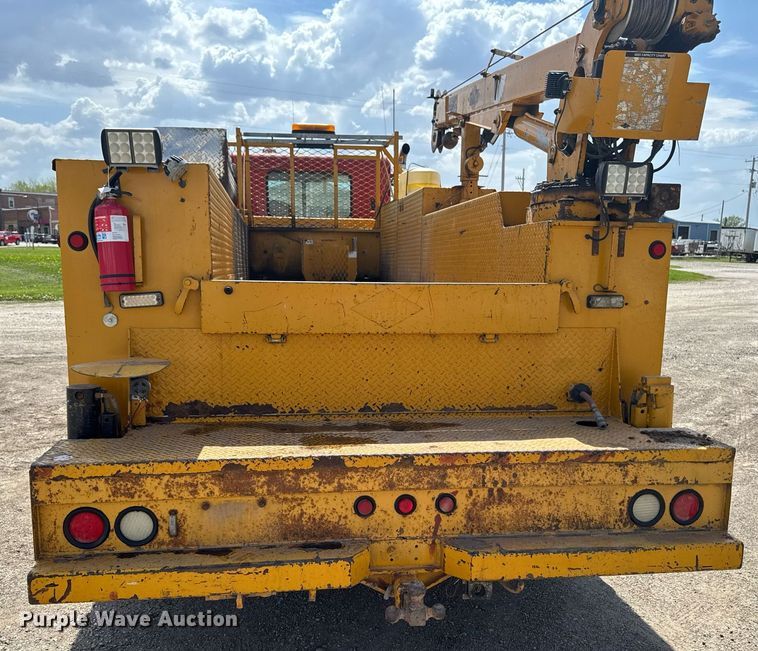 image for item DV2612 2004 Peterbilt 330 utility / service truck