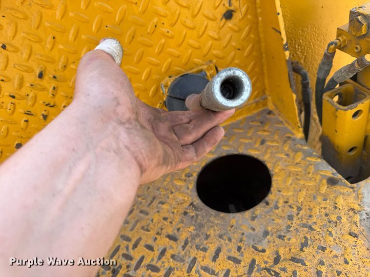 image for item DV2612 2004 Peterbilt 330 utility / service truck