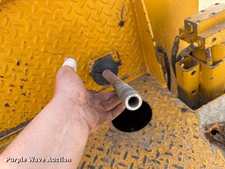 image for item DV2612 2004 Peterbilt 330 utility / service truck