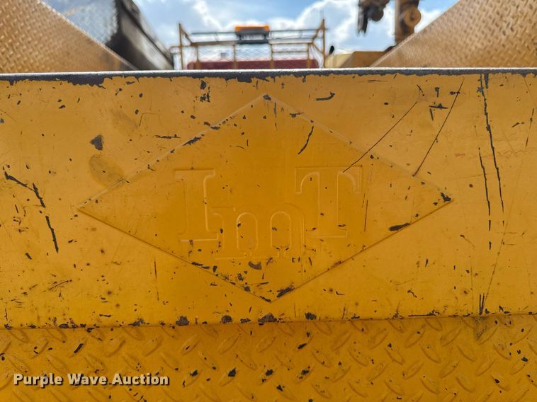 image for item DV2612 2004 Peterbilt 330 utility / service truck