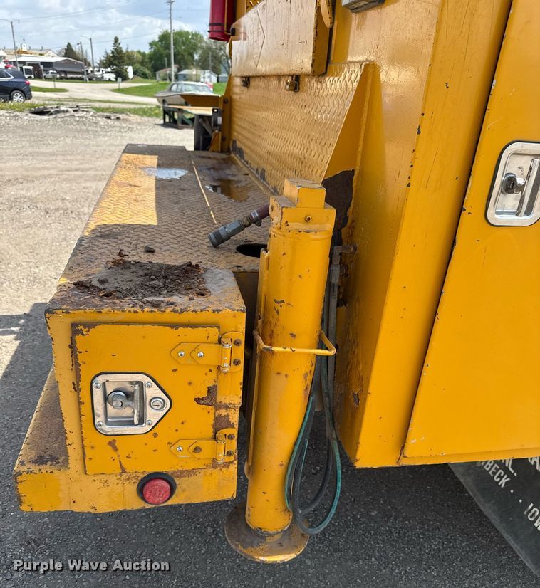 image for item DV2612 2004 Peterbilt 330 utility / service truck