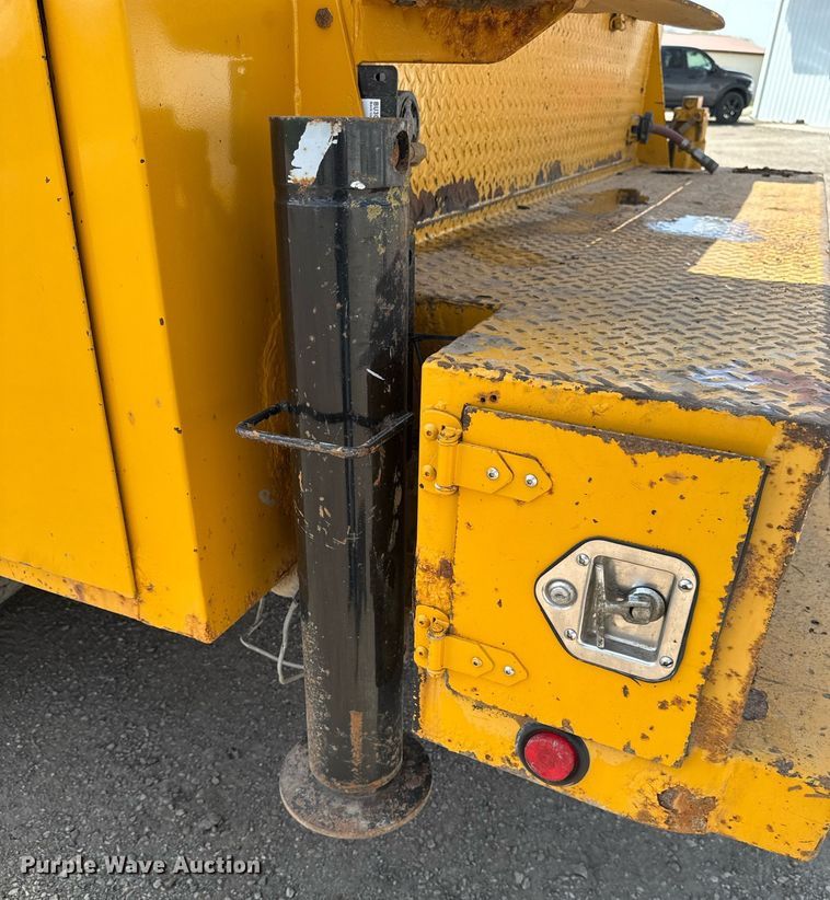 image for item DV2612 2004 Peterbilt 330 utility / service truck