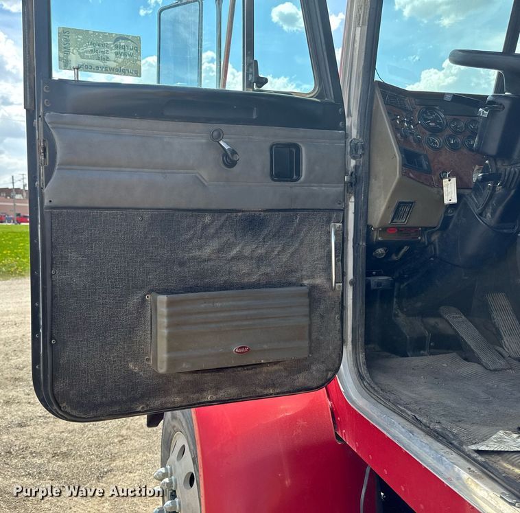 image for item DV2612 2004 Peterbilt 330 utility / service truck