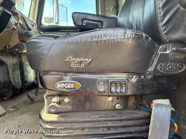 image for item DV2612 2004 Peterbilt 330 utility / service truck