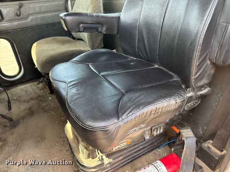 image for item DV2612 2004 Peterbilt 330 utility / service truck