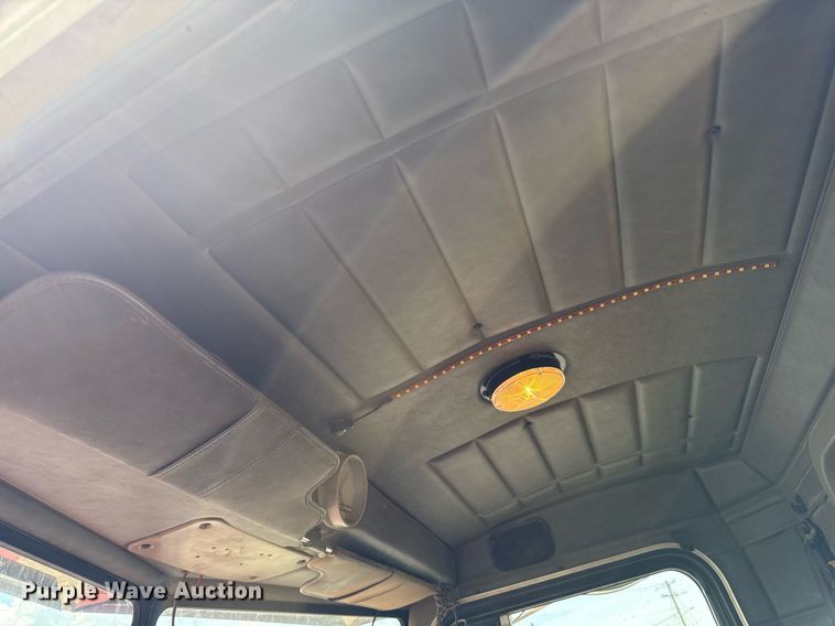 image for item DV2612 2004 Peterbilt 330 utility / service truck