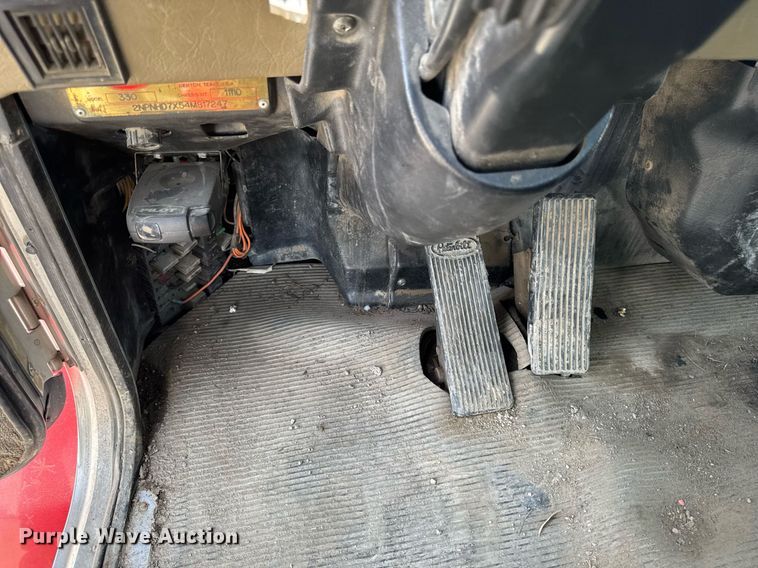 image for item DV2612 2004 Peterbilt 330 utility / service truck